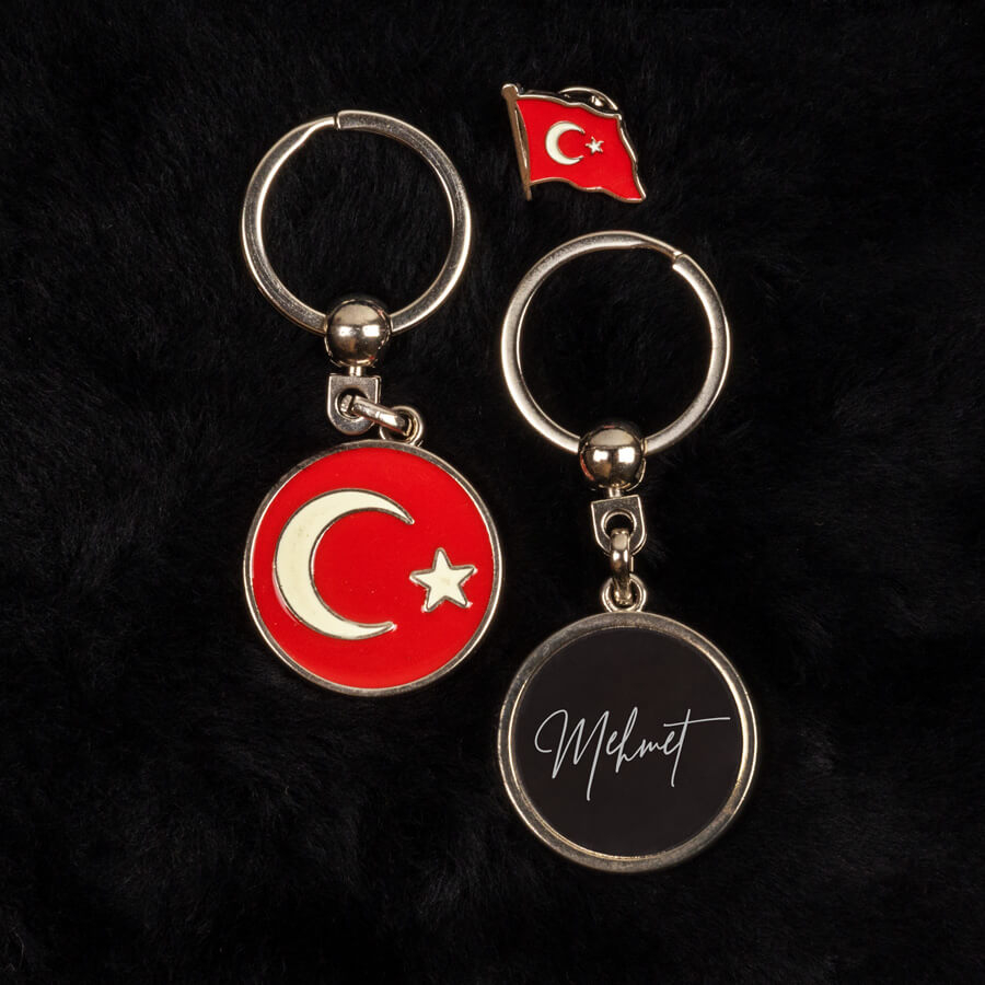 İsim El Yazısı Tasarımlı Türk Bayraklı Anahtarlık ve Rozet - Hediyesec